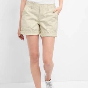 GAP Girlfriend Chino Shorts Roll cuff Mid Rise Cream, size 0